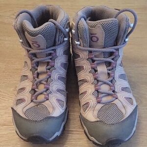 Women's High-Performance Hiking Boots in Gray and Purple